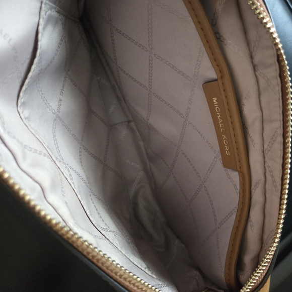 Michael Kors Crossbody - Picture 4 of 6